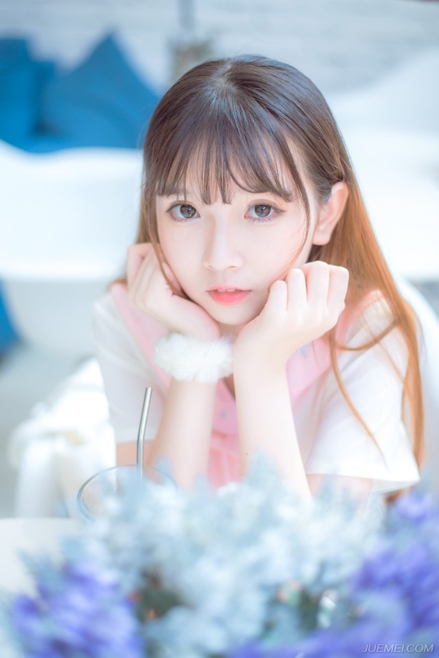 “周郎的魅力，还真不小呢。”吕布冷笑一声：“不过没用，魅力再大，但他命没我硬，至于他的死，我也相当意外，堂堂周公瑾，江东水师大都督，竟然亲自带人跑去奇袭，或者可以理解为自信，而且他差点就成功了，只是诸葛亮太过小心，才使他功败垂成，但就算最后成功了，以他的身份，也不该亲自去做这种事情。”